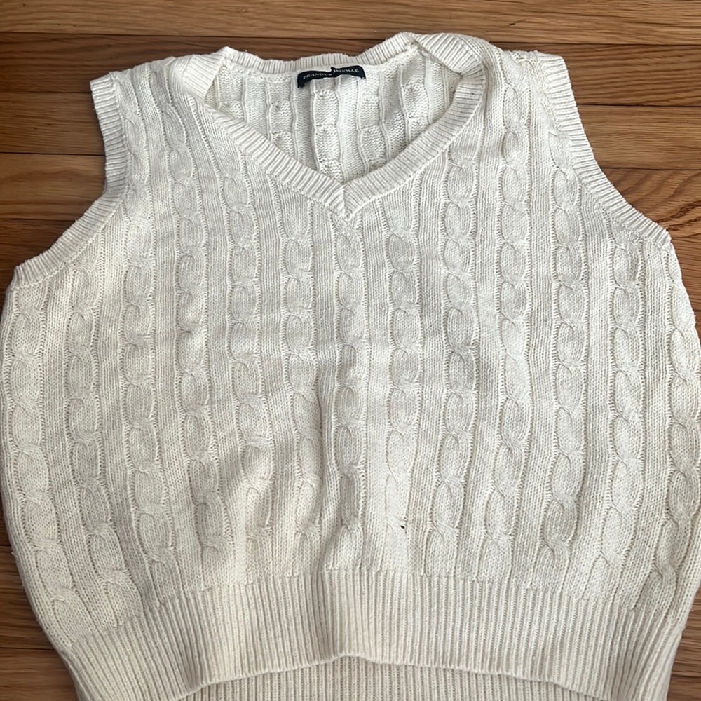 Nude sweater vest